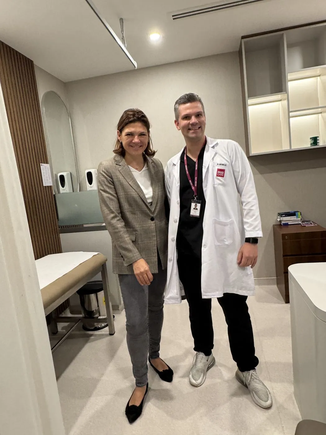 Viktoria Eliseeva-Amon with a doctor in a clinic office
